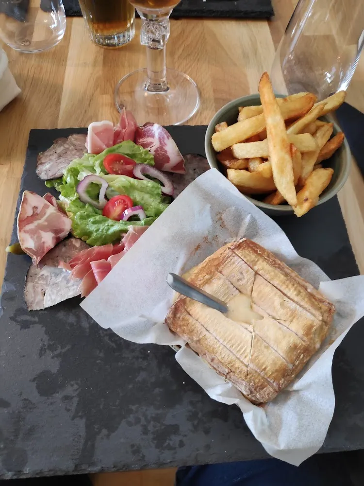 Pont-l'évèque Rôti Assiette de Charcuterie Et Frites Maison